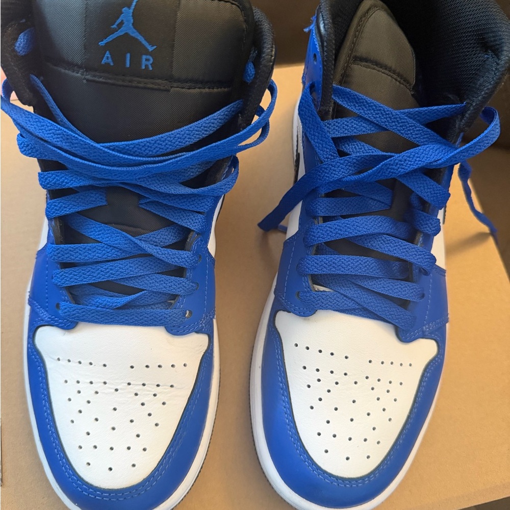 Jordan Sneakers in Blue and White